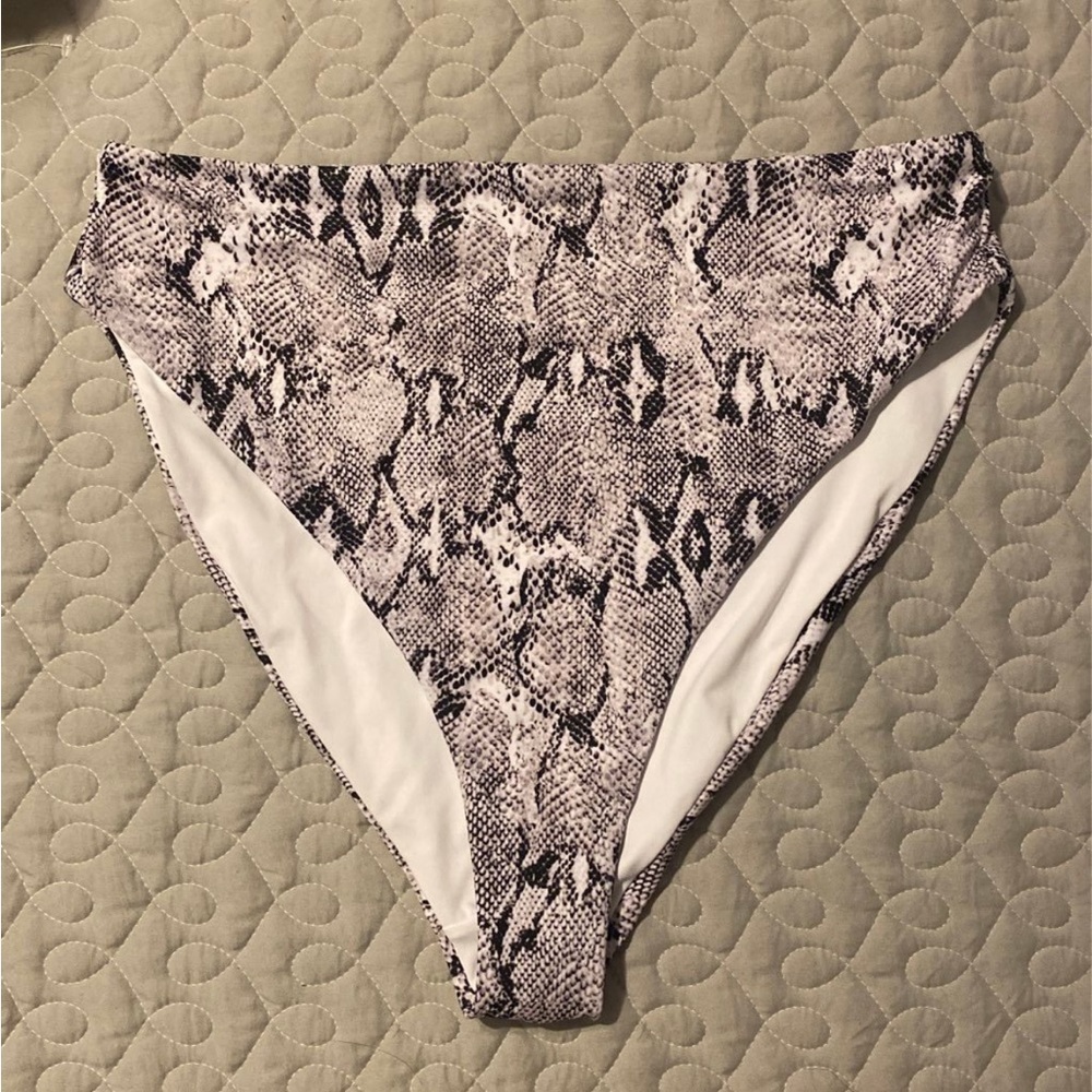 Chelsea 28 Women’s Snakeskin bikini Size XL